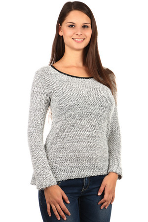 Elegant sweater with a cut and bows on the back. Material: 70% acrylic, 20% viscose, 10% polyester