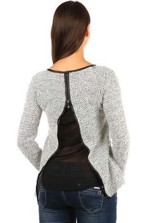 Beautiful sweater / sweatshirt with cut back. Functional zip between the shoulders. Material: 70% acrylic, 20% viscose, 10%
