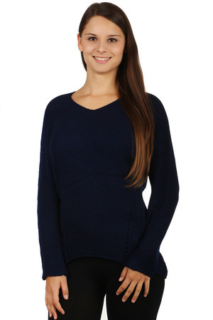 Comfortable sweater with application on the back. The back of the sweater is longer than the front. Material: 75% acrylic,