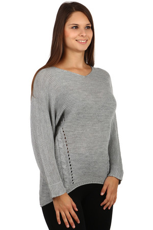 Amazing sweater with pattern on back. The back of the sweater is longer than the front. Material : 75% acrylic, 10% wool, 10%