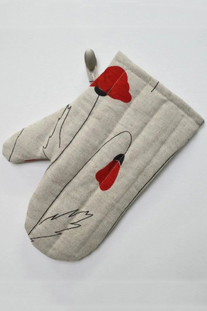 Linen kitchen mitt to protect against burns from hot pots. combination of natural linen and cotton romantic red poppies motif