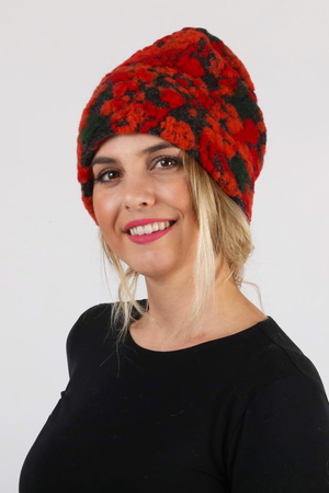 Distinctive winter cap made of 100% wool double brim stitching in the hem for extra elasticity stripes at the nape of the