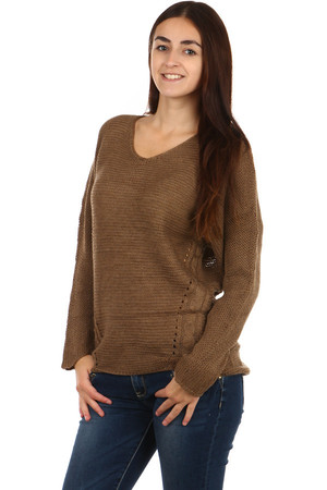 Comfortable sweater with application on the back. The back of the sweater is longer than the front. Material: 75% acrylic,