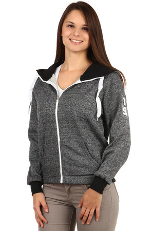 Modern sweatshirt with print on the back and a small logo on the arm. Zip fastening. Front pocket. Material: 35% cotton, 65%