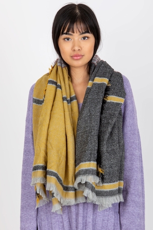 Large square scarf in nice colors to brighten up an outfit from fall to spring warm (wool in the composition) with short