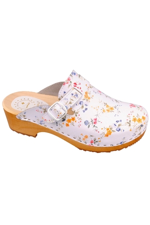 Stylish women's medical flowered clogs. Made of light wood and natural laminated leather. Ideal footwear for healthy walking.