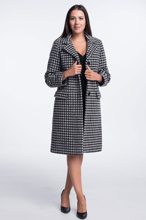 Women's warm coat in classic cut black and white combination collar with sharp lapels V-neckline weak shoulder pads button