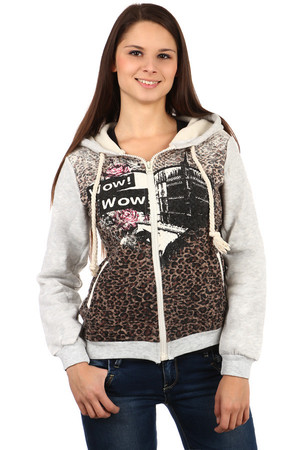 Stylish zippered sweatshirt with modern print. Front pockets. Material: 65% cotton, 35% polyester.