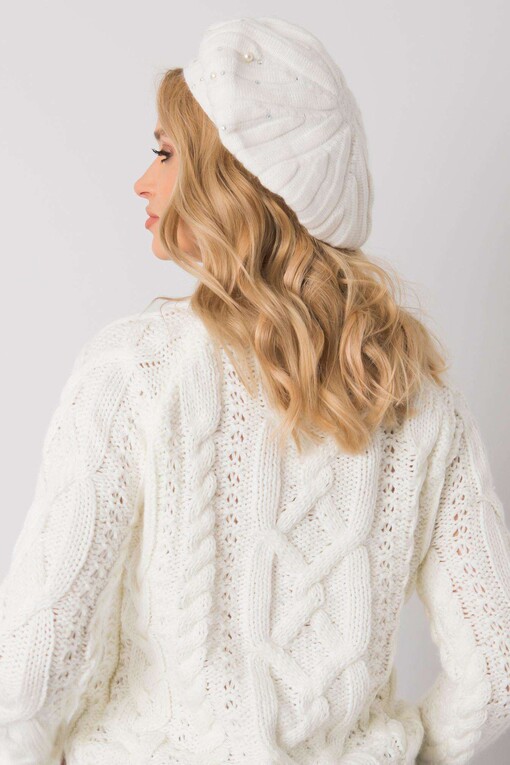 Elegant beret with wool