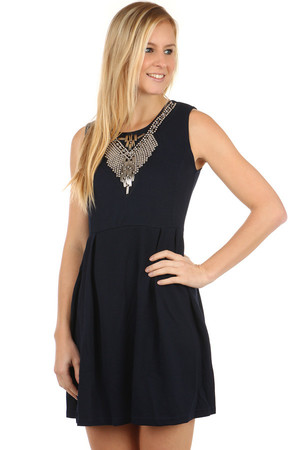 Beautiful dress with stylish ornament. Zip fastening at the back. Material: 50% cotton, 40% polyester, 10% elastane