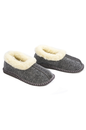 Home slippers made of warm wool: made of light grey wool felt with leather detail on the toe and around the perimeter with