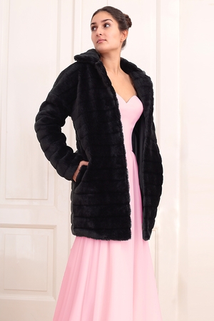 Elegant bolero - jacket for various occasions in faux fur monochrome long sleeves reduced shoulder seams wide collar sewn-in