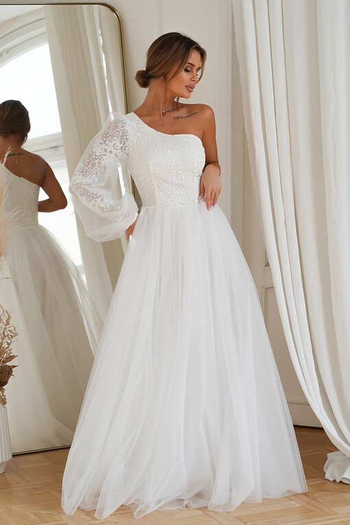 Wedding dress with rich tulle skirt